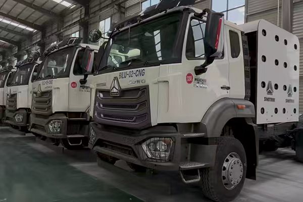 HOWO NX CNG 6x4 Tracto