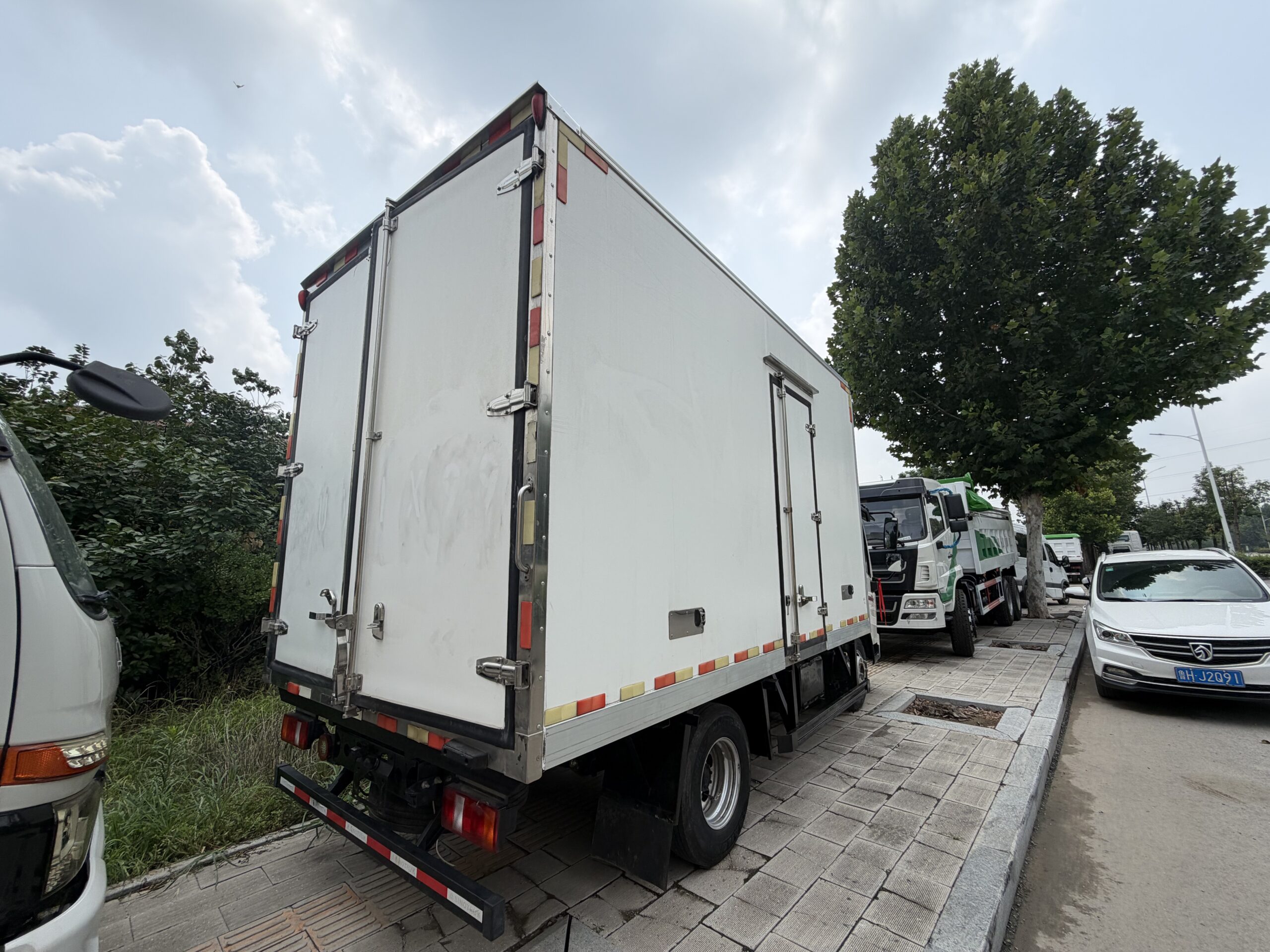 refrigerated truck - Image 3