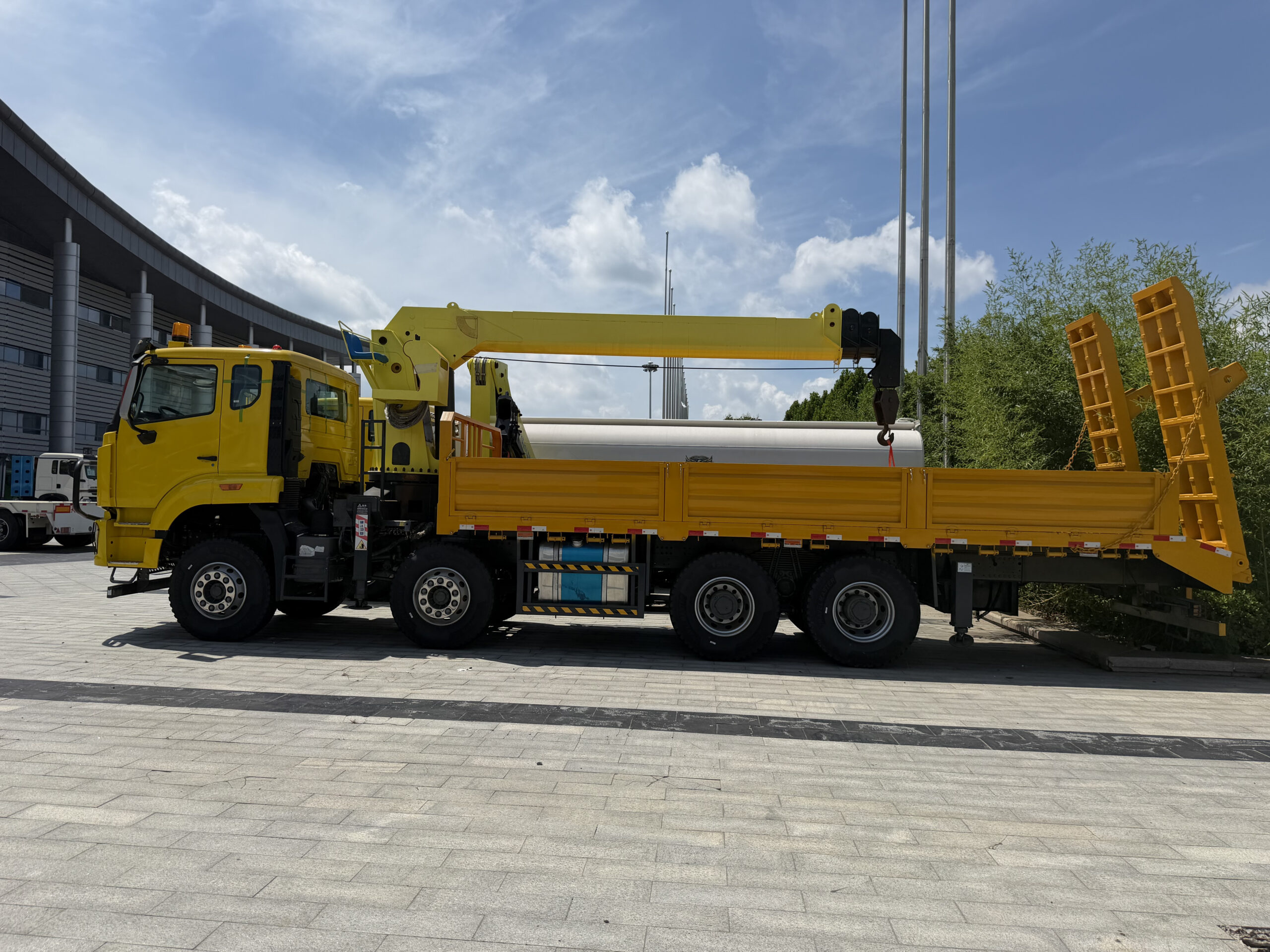 Used SINOTRUK HOWO 8×4 Truck‑Mounted Crane – Image 8