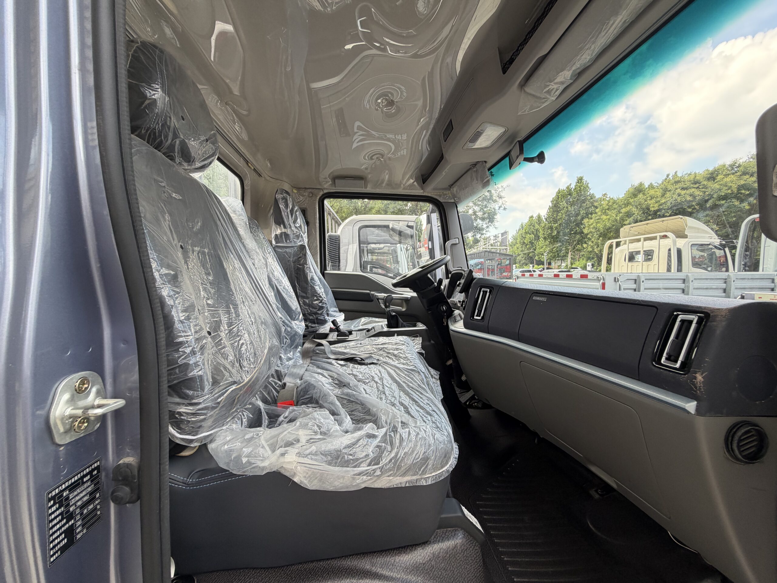 Refurbished Sinotruk HOWO 4×2 Flatbed Light Cargo Truck - Image 2