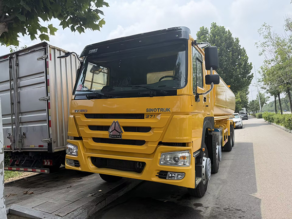 Durable Heavy‑Duty Used HOWO 8×4 Oil Tanker Truck 371HP For Fuel Transport
