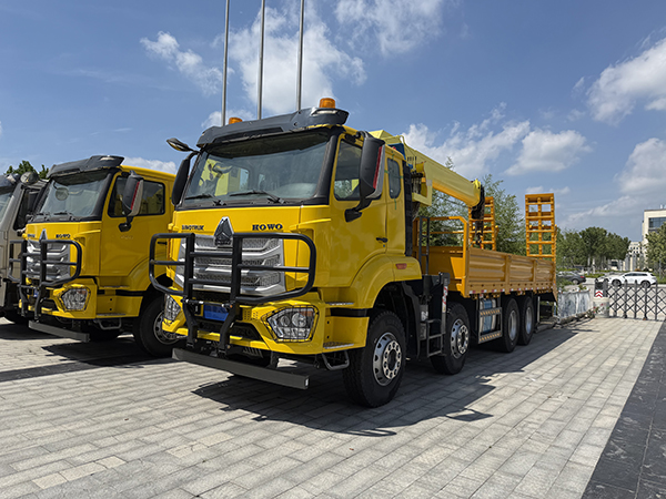 Used SINOTRUK HOWO 8×4 Truck‑Mounted Crane
