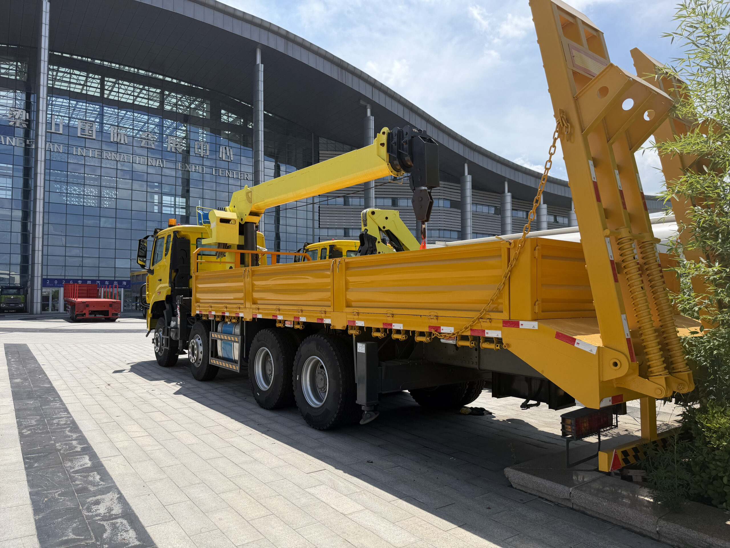 Used SINOTRUK HOWO 8×4 Truck‑Mounted Crane – Image 7