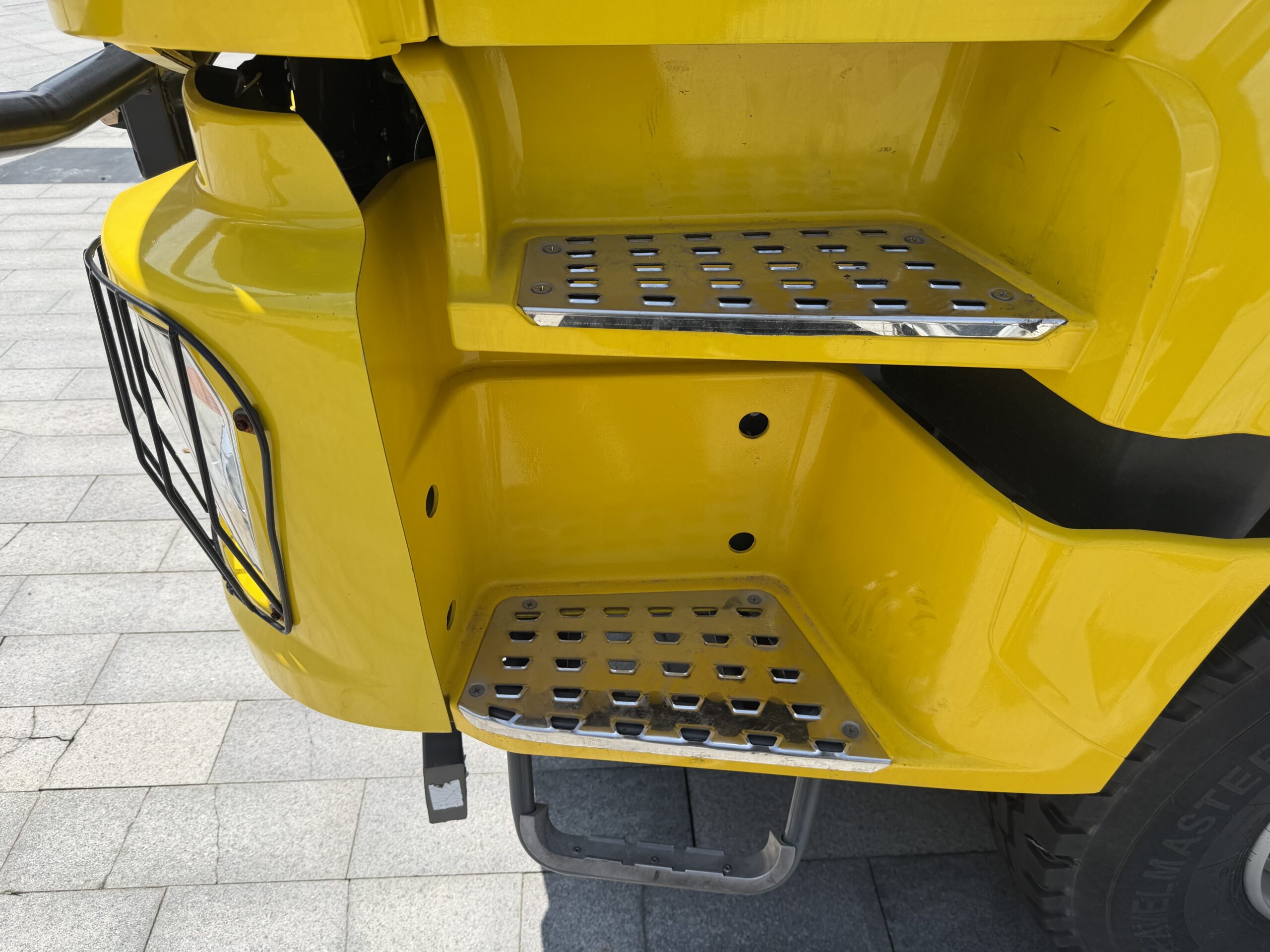 Used SINOTRUK HOWO 8×4 Truck‑Mounted Crane – Image 4