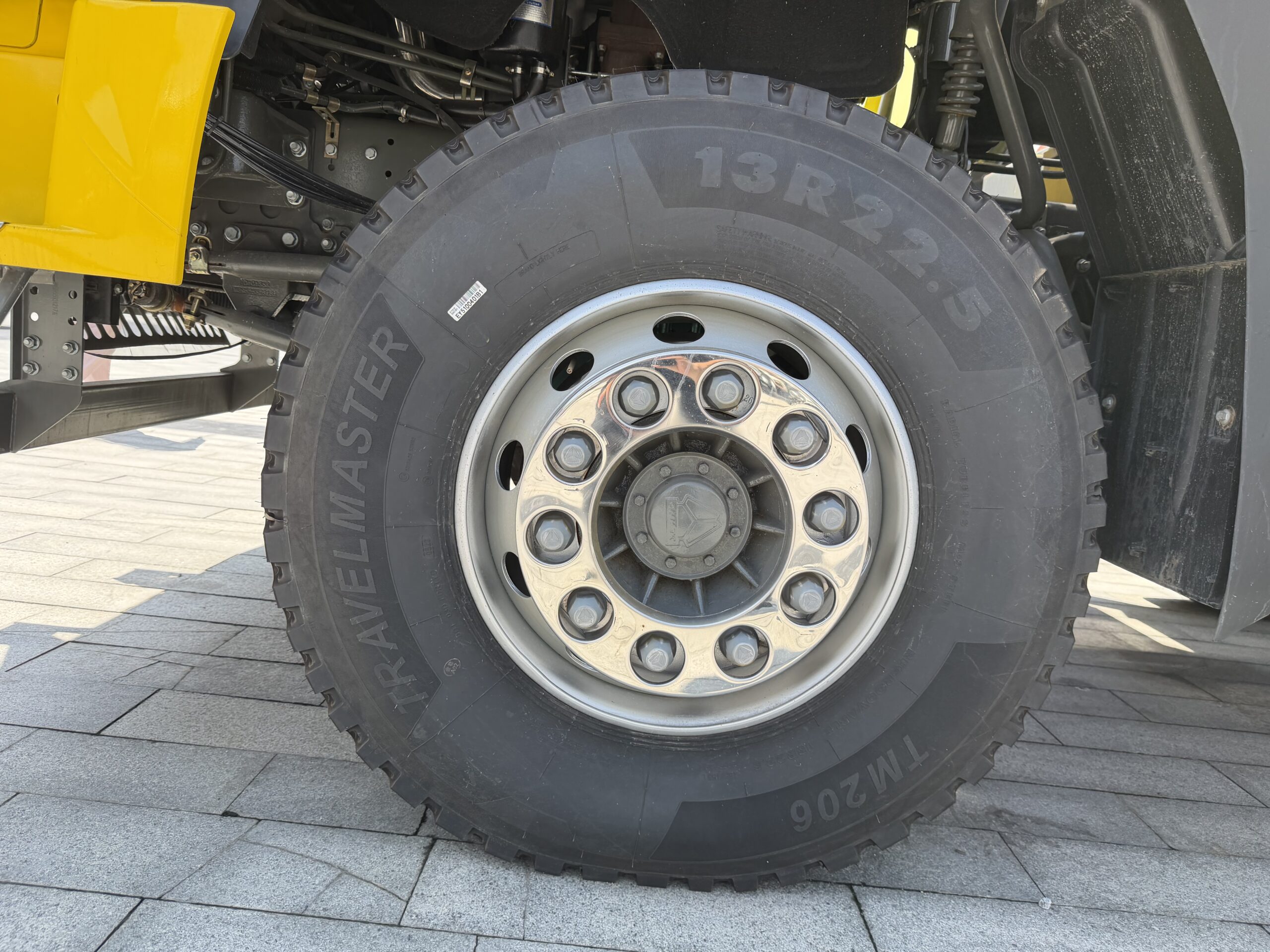 Used SINOTRUK HOWO 8×4 Truck‑Mounted Crane – Image 2