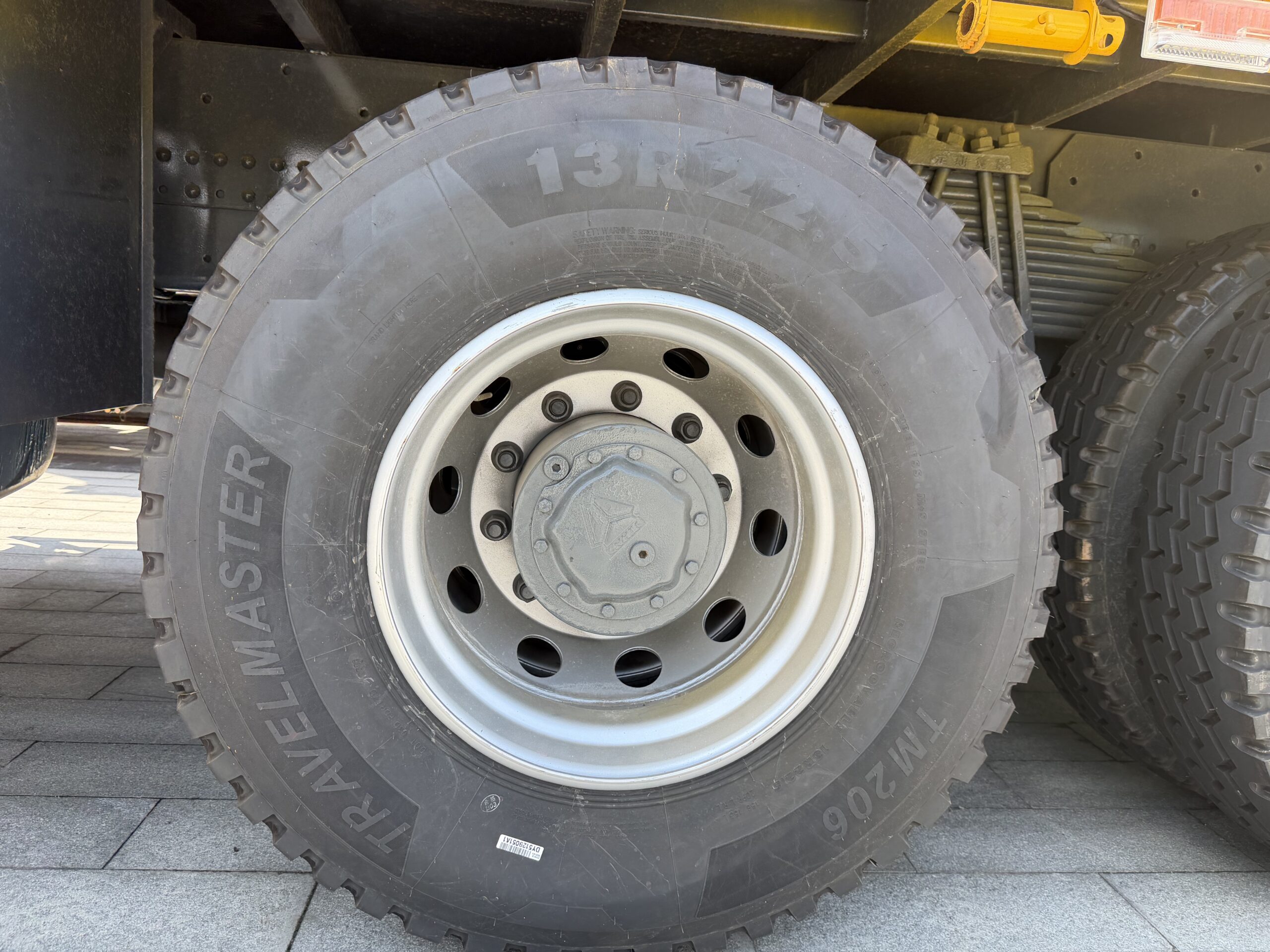 Used SINOTRUK HOWO 8×4 Truck‑Mounted Crane – Image 3
