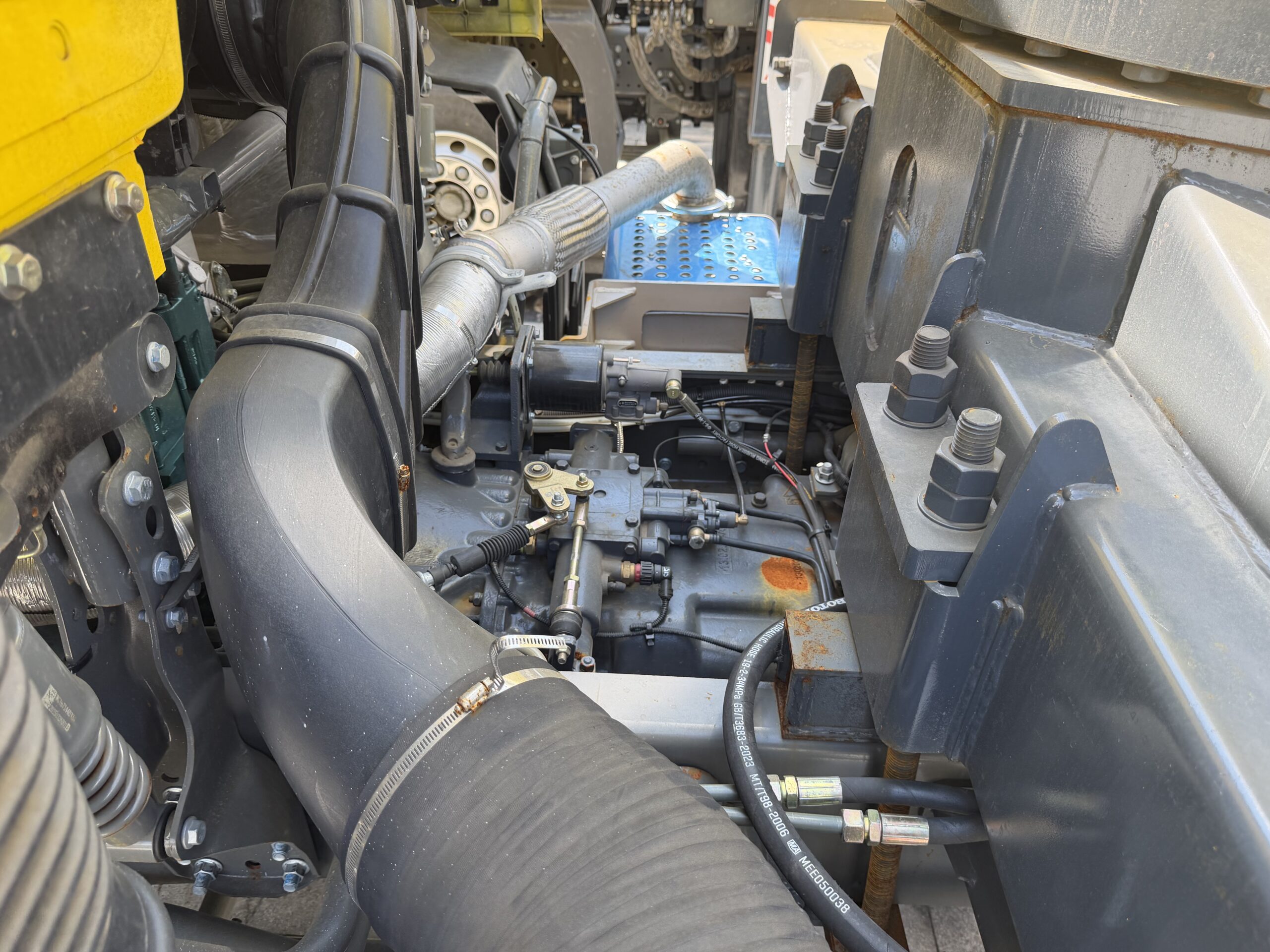 Used SINOTRUK HOWO 8×4 Truck‑Mounted Crane – Image 5