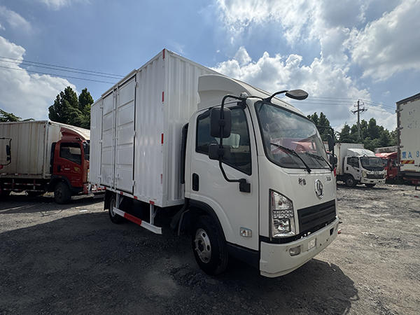 Export‑Grade Used 4.2m Enclosed Box Diesel Cargo Truck With Double Side Doors