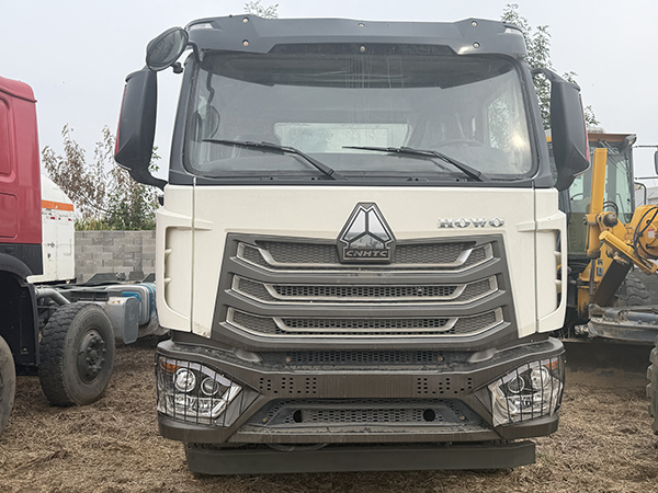 Sinotruk HOWO Tandem Rear Axle Stake Truck, A Tough Hauler for Construction Sites - Image 10