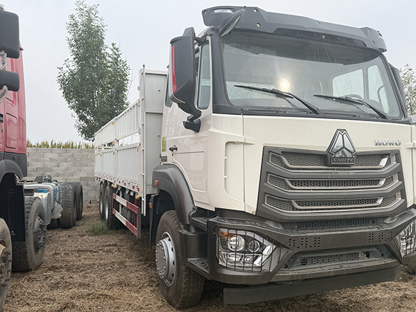 Sinotruk HOWO Tandem Rear Axle Stake Truck, A Tough Hauler for Construction Sites - Image 6