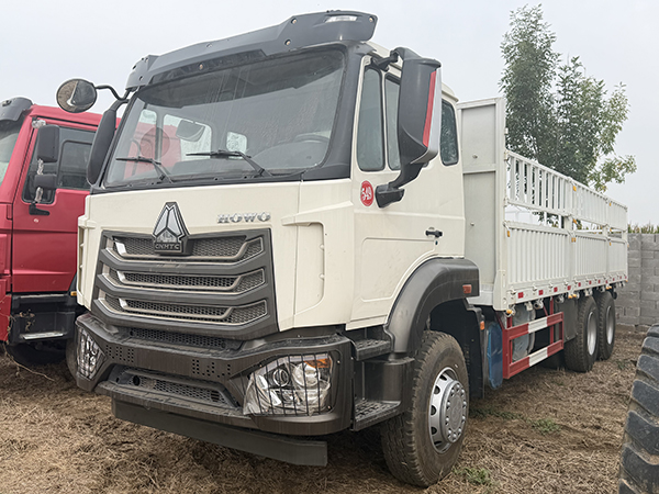 Sinotruk HOWO Tandem Rear Axle Stake Truck, A Tough Hauler for Construction Sites
