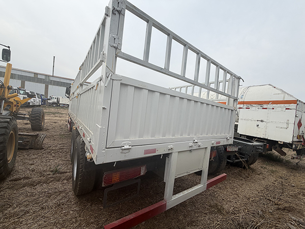 Sinotruk HOWO Tandem Rear Axle Stake Truck, A Tough Hauler for Construction Sites - Image 7
