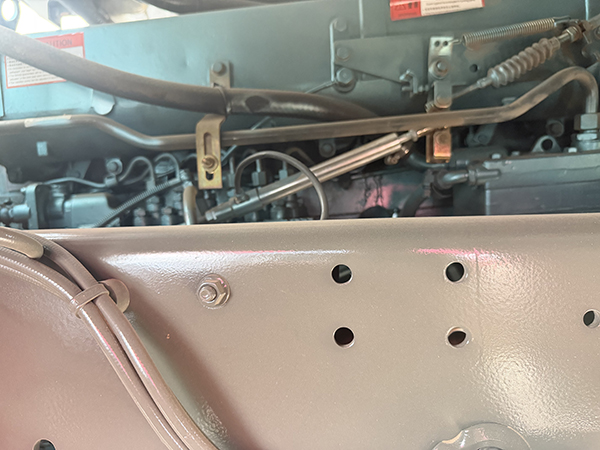 Sinotruk HOWO Tandem Rear Axle Stake Truck, A Tough Hauler for Construction Sites - Image 2