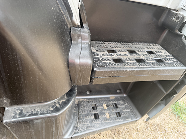 Sinotruk HOWO Tandem Rear Axle Stake Truck, A Tough Hauler for Construction Sites - Image 3