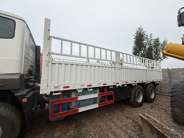 Sinotruk HOWO Tandem Rear Axle Stake Truck, A Tough Hauler for Construction Sites - Image 5