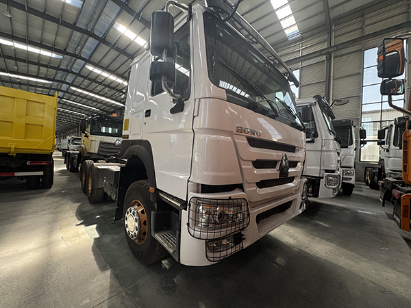 White HOWO 6×4 Heavy‑Duty Tractor Head |13R22.5 Wider Tires With Headlight Guard
